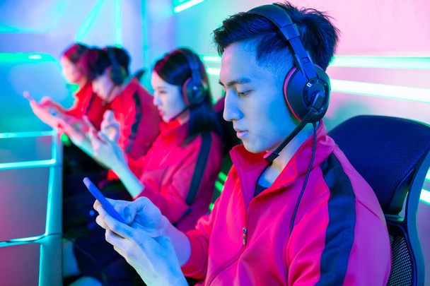 esport gamers παίζουν κινητό παιχνίδι - Φωτογραφία, εικόνα