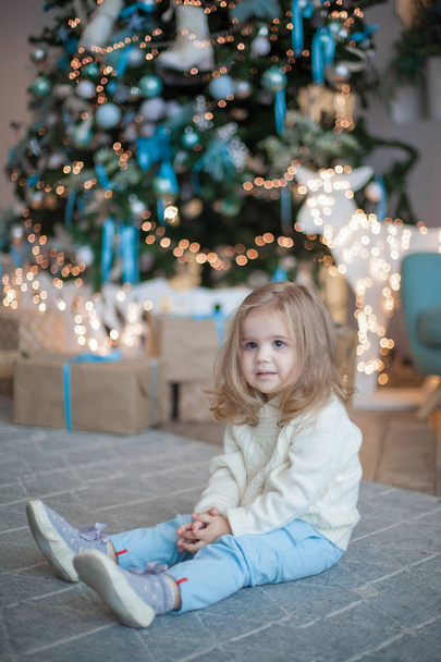 Cute little girl  with big Christmas gift - Valokuva, kuva