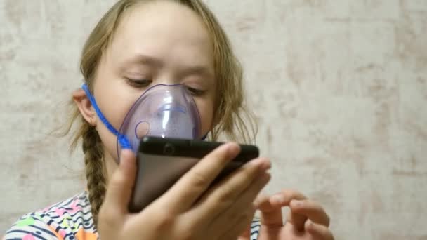 錠剤の子供は病気で吸入器で呼吸します接近中だ少女は病院で顔に吸入マスクで治療を受けた幼児は吸入蒸気を吸入することによってインフルエンザを扱います. - 映像、動画