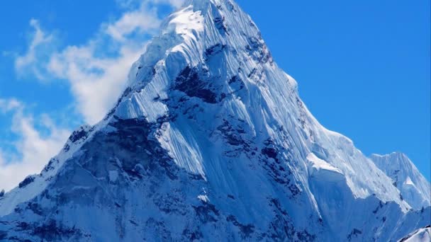 Góra. Ama Dablam w regionie Everest Himalajów w Nepalu. 1080p HD. - Materiał filmowy, wideo