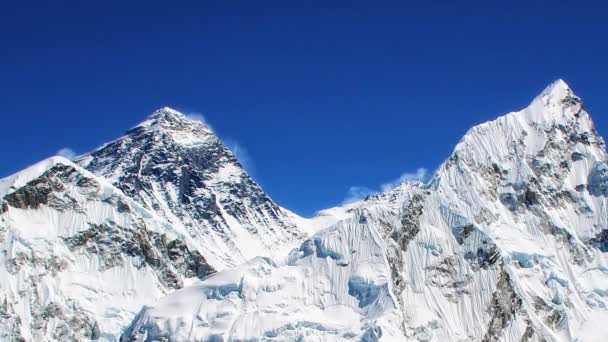 Maailman korkein vuori, Mt Everest (vasemmalla 8850m) ja Mt. Nuptse (oikea) paikassa Himalaja, Nepal - Materiaali, video