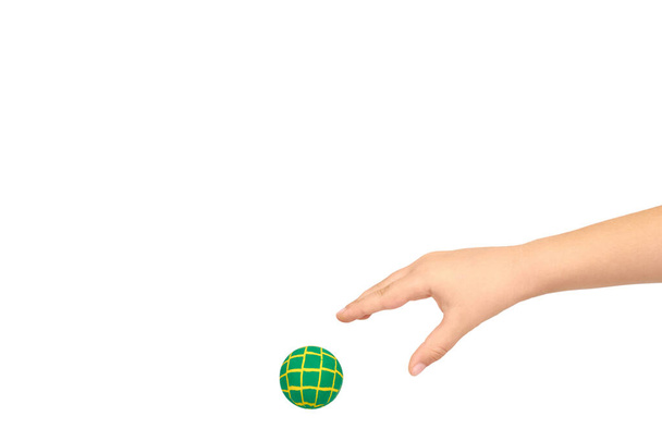 Детская рука с цветным резиновым мячом, детская образовательная игрушка
. - Фото, изображение
