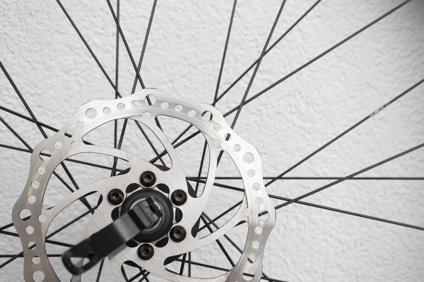 Rueda de bicicleta radial con frenos de disco, primer plano
 - Foto, Imagen