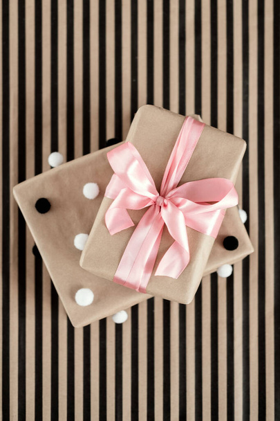 Beautifully wrapped Christmas present. Add your own text. - Foto, Bild