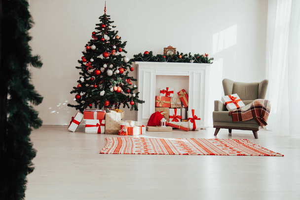 Maison de Noël intérieur arbre de Noël cadeaux rouges nouvelle année décor fond
 - Photo, image