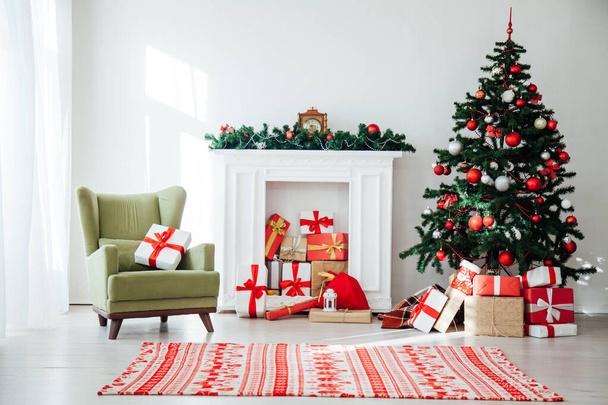 Karácsonyi otthon belső karácsonyfa piros ajándékok újév dekoráció háttér - Fotó, kép