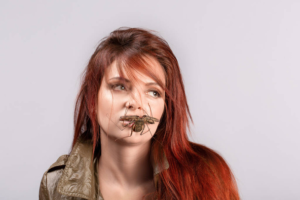 Close-up retrato de mulher com inseto sentado em uma boca de meninas
 - Foto, Imagem