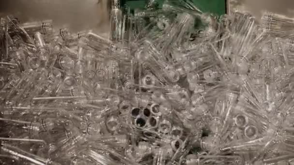 Szállítószalag műanyag formájú vaktöltényekkel palackokhoz és tartályokhoz. - Felvétel, videó