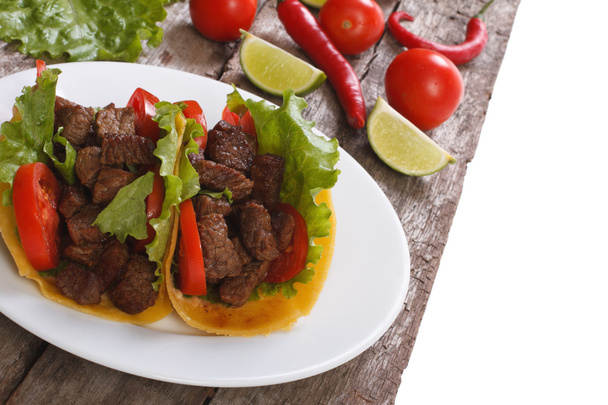 Fast food messicano: tacos ripieni di carne e verdure
 - Foto, immagini