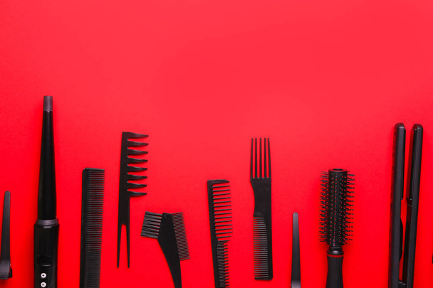 Набір інструментів для перукарів на кольоровому фоні
 - Фото, зображення