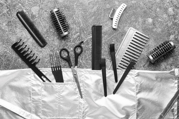 Набір перукарських інструментів та аксесуарів на сірому фоні
 - Фото, зображення