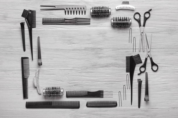 Kehys valmistettu kampaaja työkaluja ja asusteita harmaa puinen tausta
 - Valokuva, kuva