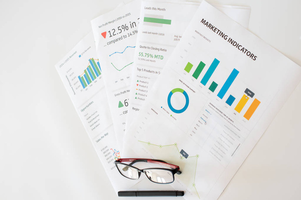Business financiële, marketing documenten op kantoor bureau met pen en bril - Foto, afbeelding
