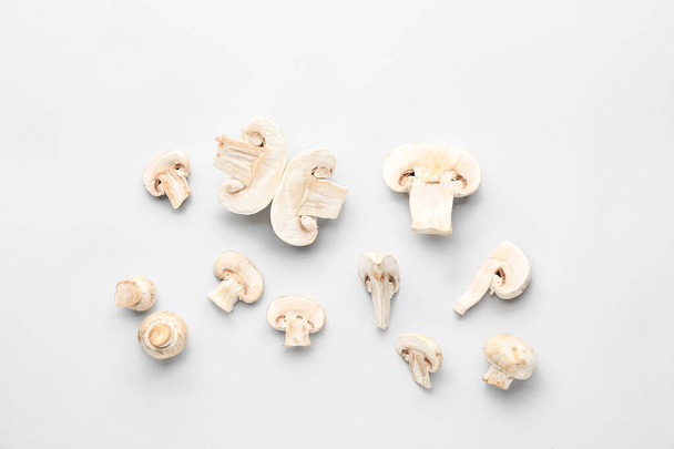 frische Pilze auf weißem Hintergrund - Foto, Bild
