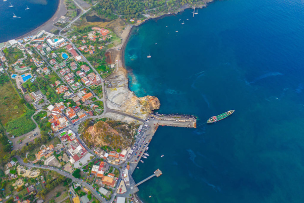 Foto de vista aérea desde el avión no tripulado volador de la isla Vulcano a Lipari y la isla Salina de las islas Eelias, Italia en un verano al atardecer con cielo azul (serie
) - Foto, Imagen