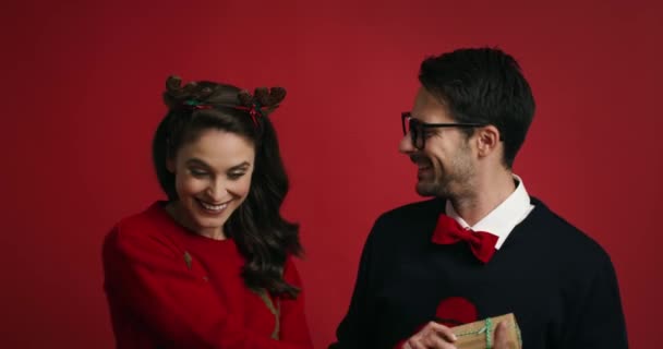 Pareja nerd de Navidad con regalos
 - Imágenes, Vídeo