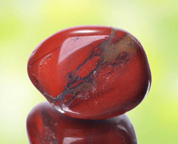 macrofotografía del espécimen de roca mineral natural - jaspe rojo, piedra sobre un aislado, reflejo
 - Foto, imagen