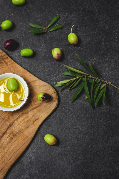 Fresh Spanish extra virgin olive oil with olives - Foto, afbeelding