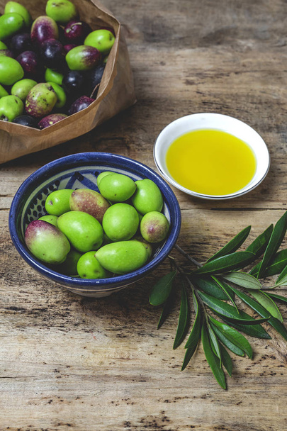 Fresh Spanish extra virgin olive oil with olives - Foto, afbeelding