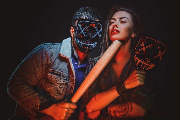 Портрет сумасшедшей пары в масках с битой
 - Фото, изображение
