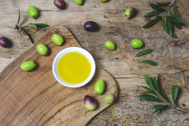 Fresh Spanish extra virgin olive oil with olives - Foto, Bild