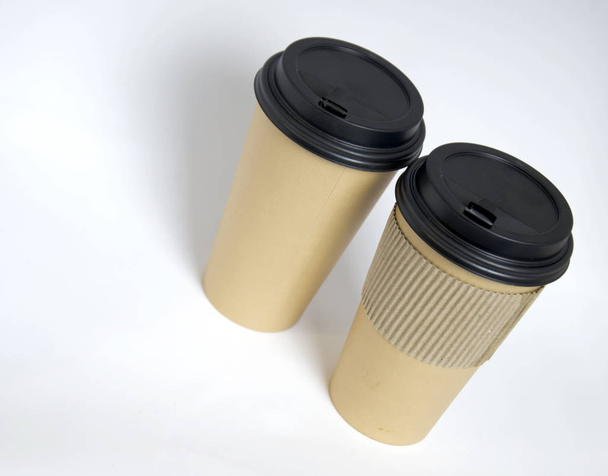 Tasse en papier marron pour café sur fond sombre
 - Photo, image