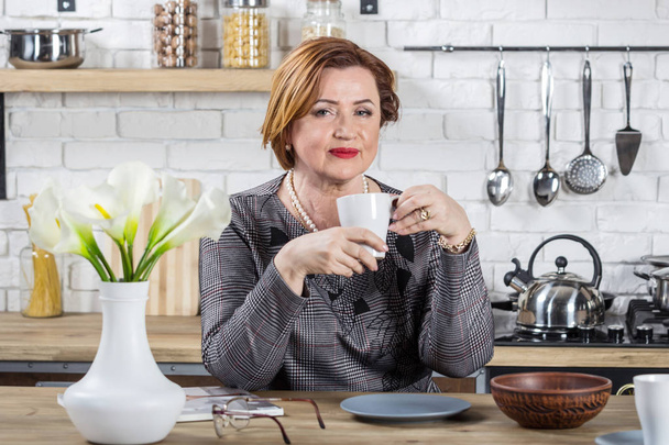 Senior businesswoman relaxing at officce kitchen - Fotoğraf, Görsel