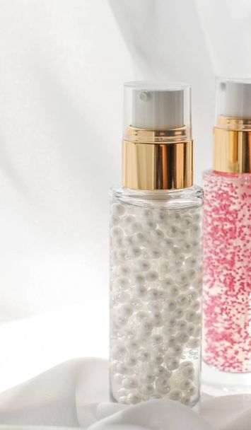 Sérum para el cuidado de la piel y frasco de gel de imprimación de maquillaje, lotio hidratante
 - Foto, imagen