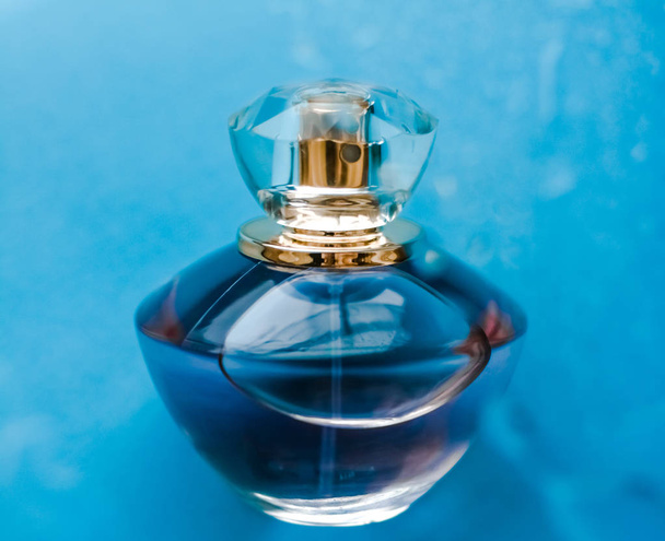 Perfume bottle under blue water, fresh sea coastal scent as glam - Zdjęcie, obraz