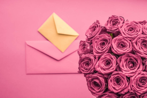 Üdülési szerelmes levél és virágok szállítás, luxus csokor rózsa - Fotó, kép
