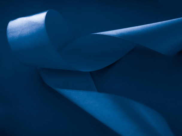 Absztrakt selyemszalag királyi kék háttérrel, exkluzív luxus  - Fotó, kép