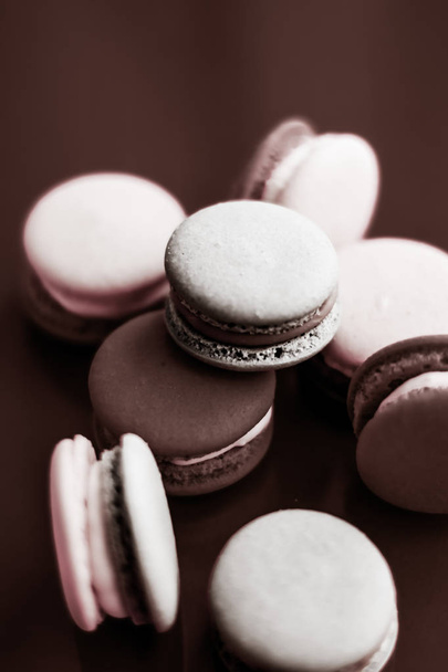 Macarons français sur fond chocolat au lait, caf chic parisien
 - Photo, image