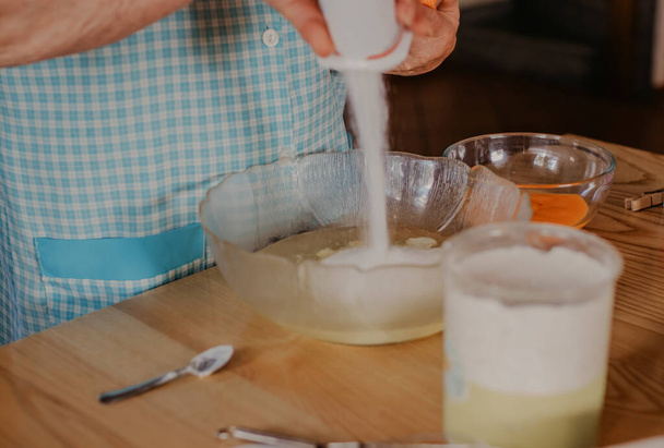 mujer mayor preparando dulces y pasteles en casa
 - Foto, Imagen