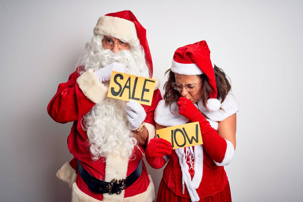 Pari yllään Santa puku tilalla wow ja myynti banneri yli eristetty valkoinen tausta tunne huonovointisuus ja yskä oireena kylmä tai keuhkoputkentulehdus. Terveydenhuollon käsite
. - Valokuva, kuva