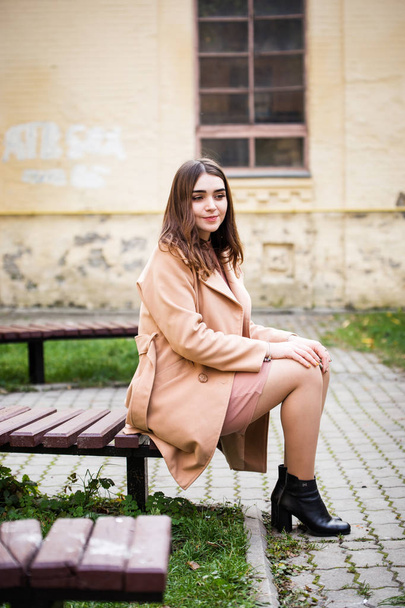 stylish woman in autumn park - Fotografie, Obrázek