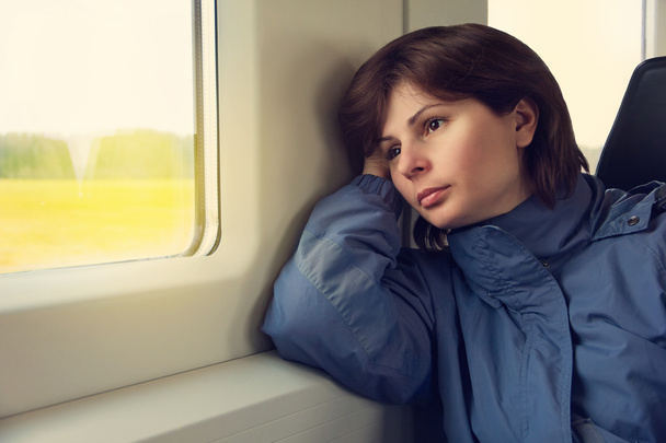 Mujer joven viajando en tren - Foto, imagen