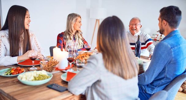 Hermosa reunión familiar sonriendo feliz y confiado. Comer pavo asado celebrando la Navidad en casa
 - Foto, imagen