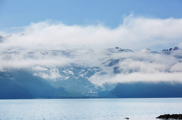 Whistler, BC, Kanada yakınlarındaki Garibaldi Gölü 'nün turkuaz sularına yürüyün. British Columbia 'da çok popüler bir yürüyüş merkezi.. - Fotoğraf, Görsel