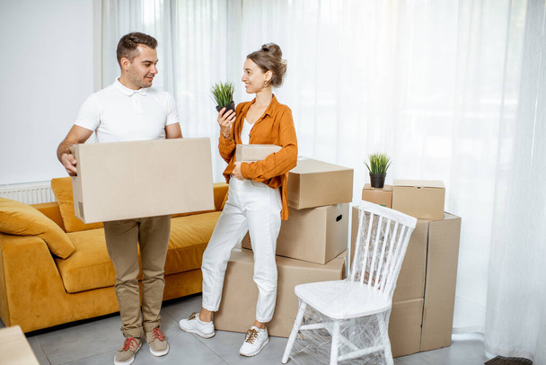 Young couple moving into a new house - Foto, immagini