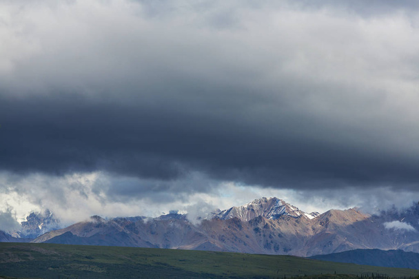 Pintorescas montañas de Alaska en verano. Macizos cubiertos de nieve, glaciares y picos rocosos. - Foto, imagen