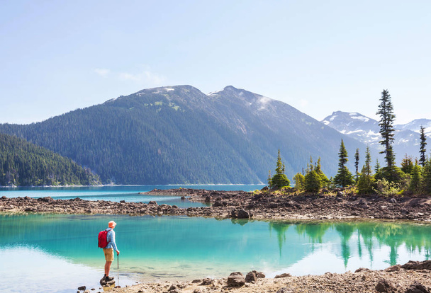 Escursione alle acque turchesi del pittoresco Lago Garibaldi vicino Whistler, BC, Canada. Destinazione escursionistica molto popolare in Columbia Britannica. - Foto, immagini