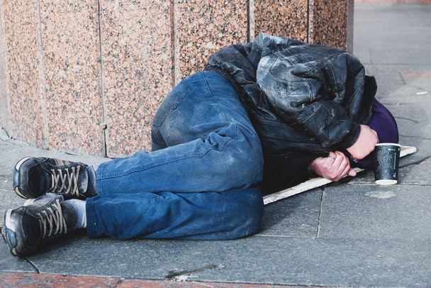 Sokakta uyuyan evsiz adam. - Fotoğraf, Görsel