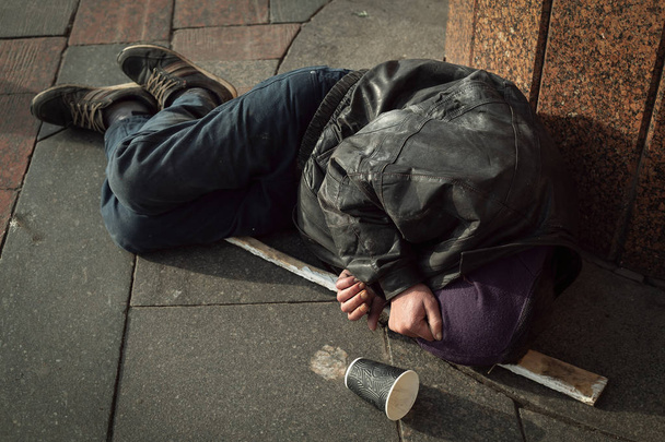 Άστεγος και πεινασμένος άντρας κοιμάται στο δρόμο  - Φωτογραφία, εικόνα