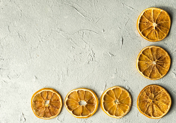健康的な柑橘類のスライスを灰色の石のテクスチャの背景に - 写真・画像