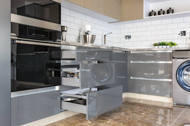 Роскошный современный белый, бежевый и серый интерьер кухни
 - Фото, изображение