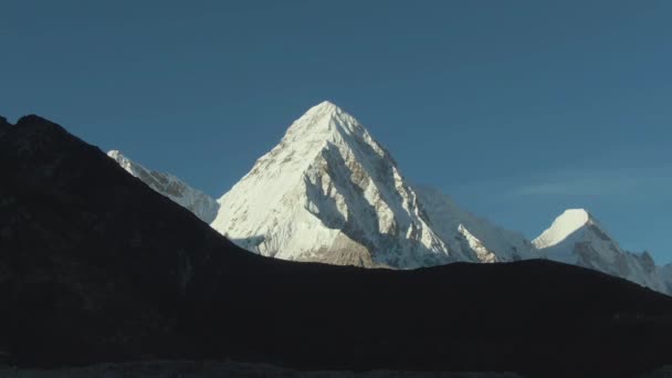 Pumori en Lingtren gebergte. Himalaya, Nepal. Luchtzicht - Video