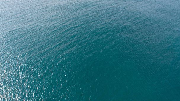 Aerial view of sea surface with splashing wave - Zdjęcie, obraz