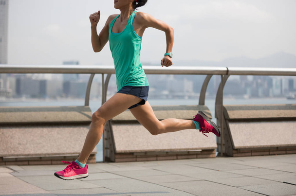 Mulher de estilo de vida saudável correndo na cidade de Hong Kong de manhã
 - Foto, Imagem