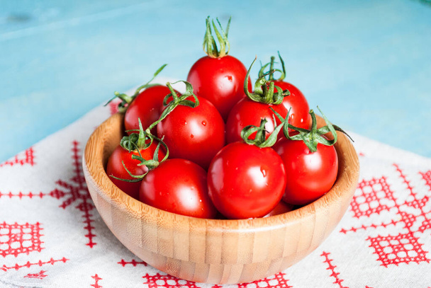 bir kasede olgun kırmızı kiraz domates - Fotoğraf, Görsel