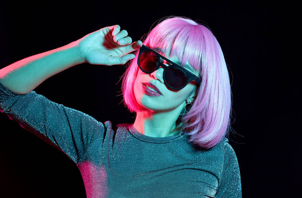 happy woman in pink wig and black sunglasses - Foto, Imagem